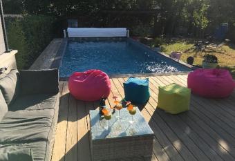 Chez St  phane et Emilie allows 18 year olds to book a room