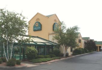 La Quinta Inn by Wyndham Wausau has rooms with a private hot tub