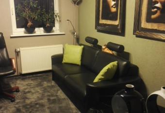 Kwatera le  na allows 18 year olds to book a room