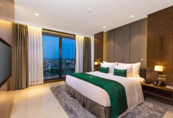 DIC Star Hotels & Resorts Vinh Phuc has rooms with a private hot tub