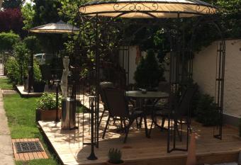 Das Cottage has Balcony rooms