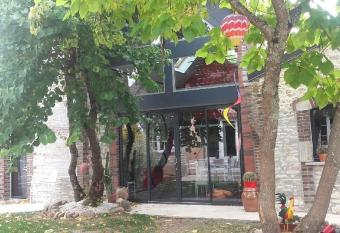 Le Rouge & Blanc has rooms with a private hot tub