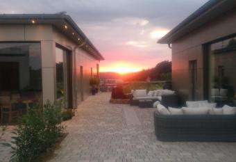 Kirschberghof G  stehaus und Weinverkauf allows 18 year olds to book a room