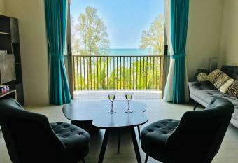 By The Sea-Ferringhi Fully Seaview Suite 6pax                          5 Star has Balcony rooms