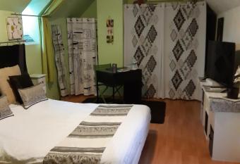 chambre disney allows 18 year olds to book a room