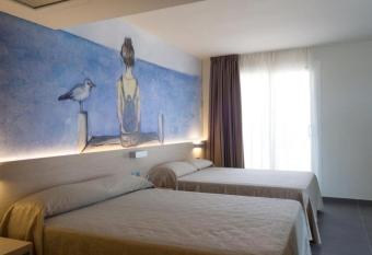 Hotel Riviera has Balcony rooms