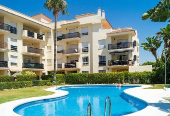 LORCRIMAR 2, PUERTO BANUS allows 18 year olds to book a room