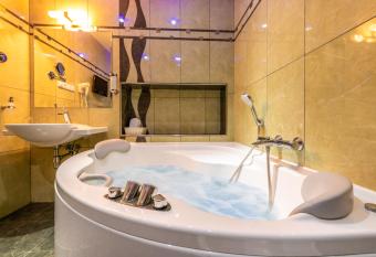 Danubia Gate Hotel has rooms with a private hot tub