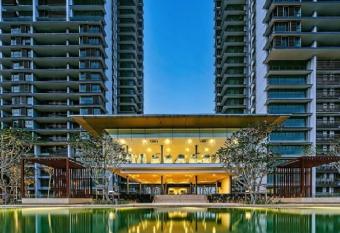Iskandar Residences 2BR 5pax 5 mins Legoland Wi-Fi Sky Pool 360 has rooms with a private hot tub