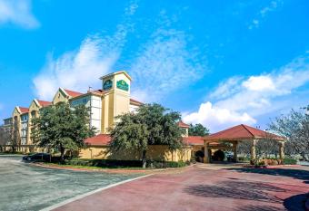 La Quinta Inn & Suites by Wyndham Dallas Arlington South allows 18 year olds to book a room