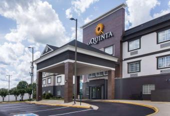 La Quinta Inn by Wyndham Richmond South has rooms with a private hot tub