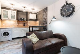 Appart-H  tel du Plan allows 18 year olds to book a room