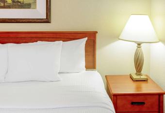 La Quinta Inn & Suites by Wyndham Appleton College Avenue has rooms with a private hot tub