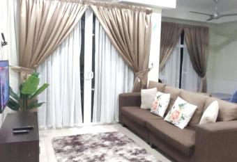 DPerdana -Dinies pool,wifi, centre of Kota Bharu, 4-5 pax has Balcony rooms