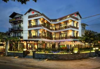 Threeway Riverside Villa has rooms with a private hot tub