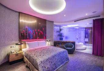 Luv U Motel has rooms with a private hot tub