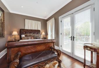 Villa D' Citta has rooms with a private hot tub