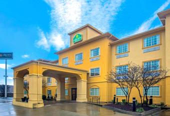 La Quinta Inn & Suites by Wyndham Fort Smith allows 18 year olds to book a room