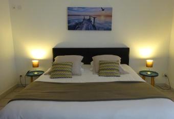 R  sidence Les Cordeliers allows 18 year olds to book a room