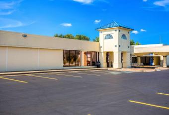 Econo Lodge Cave City has Smoking/Balcony rooms