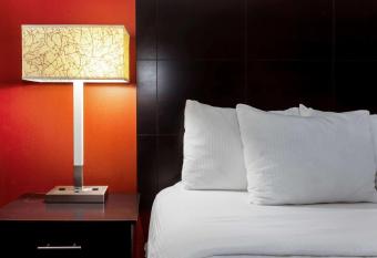 La Quinta Inn & Suites by Wyndham Milwaukee Bayshore Area has rooms with a private hot tub