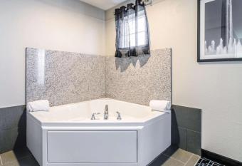 La Quinta Inn & Suites by Wyndham Kansas City Airport has rooms with a private hot tub