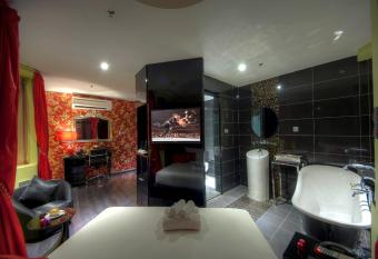 Arenaa Star Hotel has rooms with a private hot tub