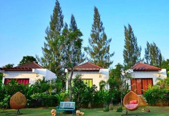 Pranburi Cabana Resort has Balcony rooms