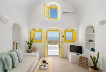 Valsamo Suites has rooms with a private hot tub