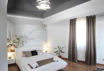 Aura Studio Mamaia allows 18 year olds to book a room