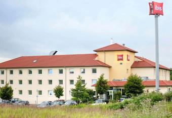 ibis Hotel K  ln Airport allows 18 year olds to book a room