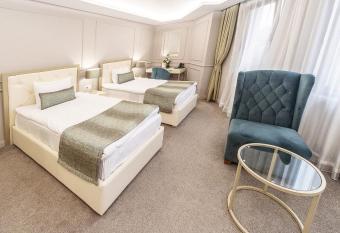 Monte Vedetta has rooms with a private hot tub