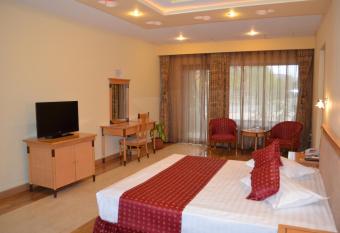 Hotel La Scoica Land allows 18 year olds to book a room