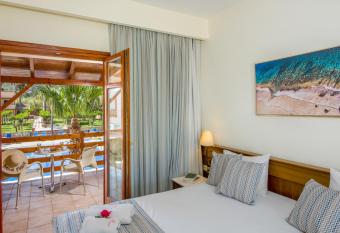 Omega Platanias has Balcony rooms