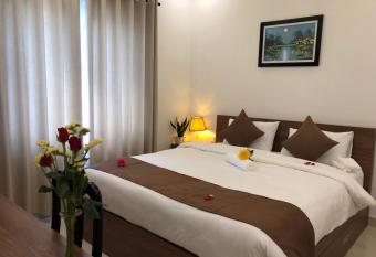 Little Library Villa Hoi An has rooms with a private hot tub