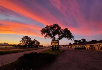 Sunset Lodge Escanaba allows 18 year olds to book a room