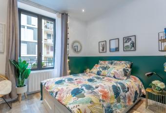 Les Cocons Emeraude et Fleuri allows 18 year olds to book a room