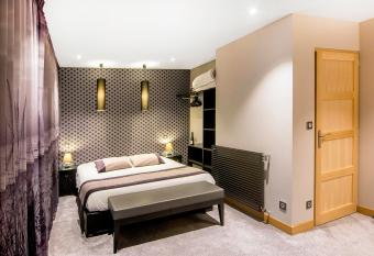 H  tel Club de la Plage allows 18 year olds to book a room