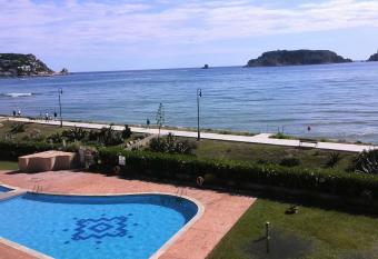 L  Estartit, estudio en primera linea de mar. allows 18 year olds to book a room