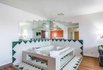 Motel 6 Barkeyville Pa has rooms with a private hot tub