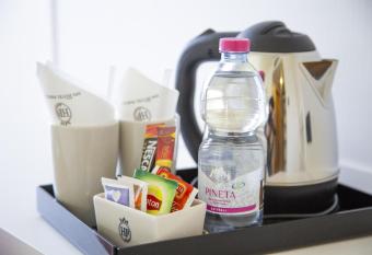 Hotel Parigi 2 & Spa has rooms with a private hot tub