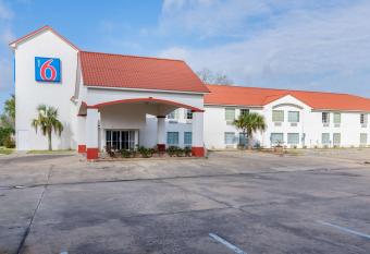 Best Western Acadia Hotel allows 18 year olds to book a room