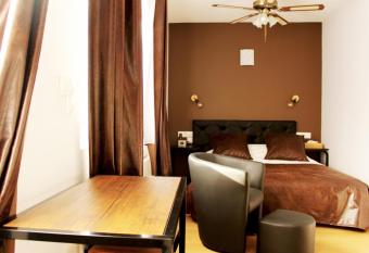 Appart Hotel Relax Spa has rooms with a private hot tub