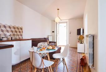 23 Lake Sweet Home has Balcony rooms