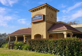 Howard Johnson by Wyndham Sacramento Downtown has Balcony rooms