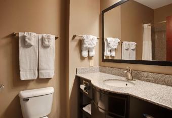 Best Western Abbeville Inn & Suites has rooms with a private hot tub