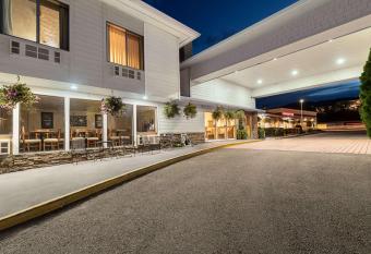 Clarion Pointe Wenatchee allows 18 year olds to book a room