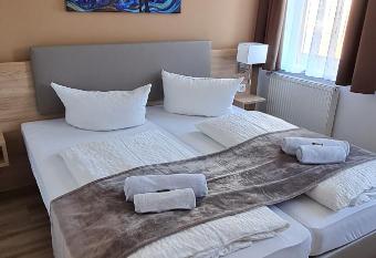 Pension am Stern has Balcony rooms