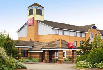 ibis Wellingborough allows 18 year olds to book a room