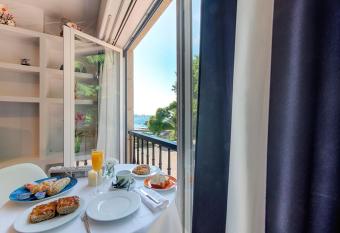 apartamento santa cruz oleiros allows 18 year olds to book a room